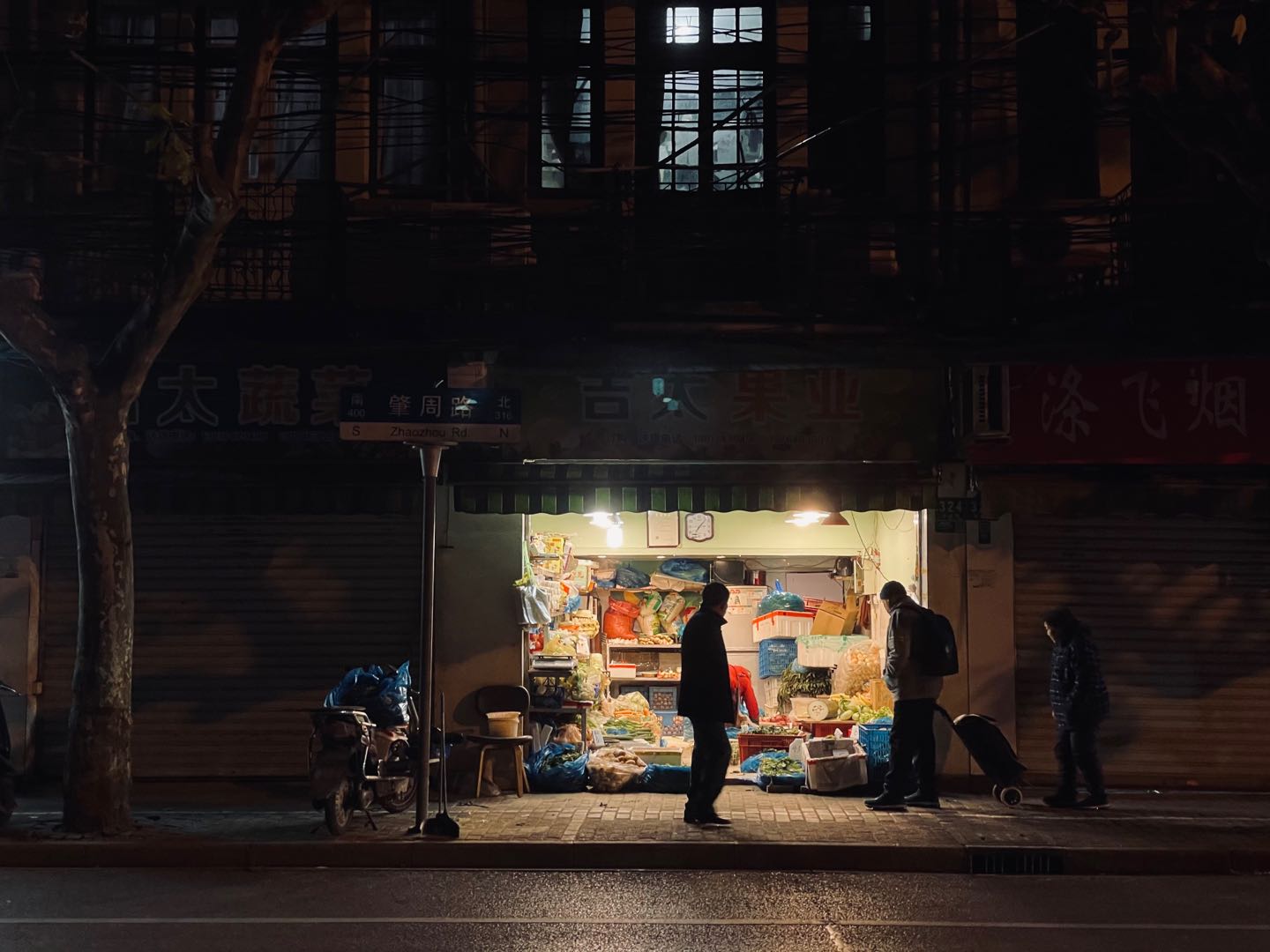 《下班买水果回家》摄于上海.jpg